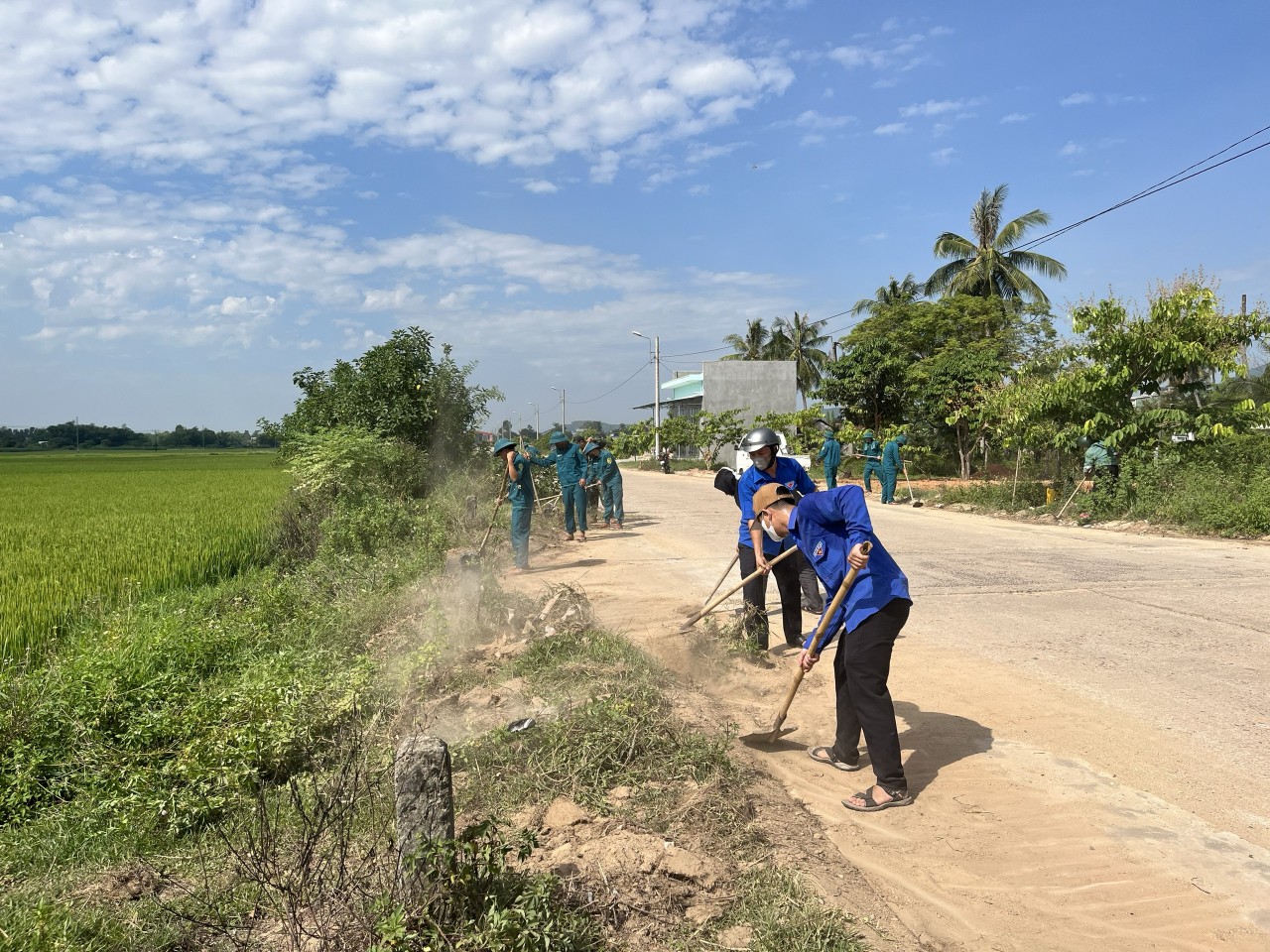 TT PHÙ MỸ: RA QUÂN HƯỞNG ỨNG "NGÀY THỨ BẢY VĂN MINH", NGÀY CAO ĐIỂM CHIẾN SỸ TÌNH NGUYỆN XÂY DỰNG ĐÔ THỊ SÁNG - XANH - SẠCH - ĐẸP - VĂN MINH - AN TOÀN